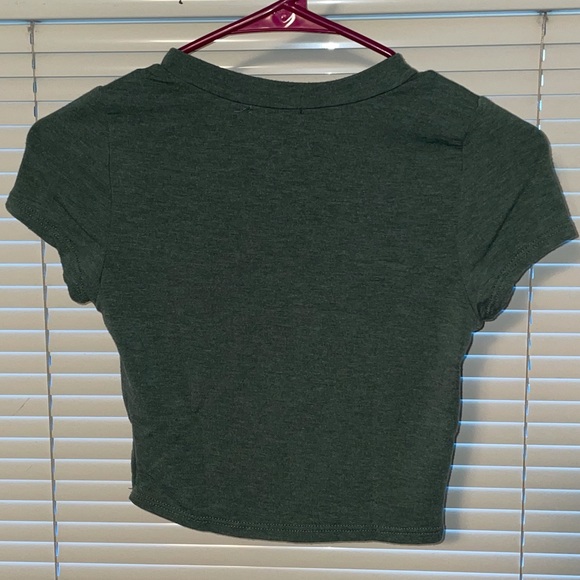 Fashion Nova Crop Top🕶 - Picture 4 of 5